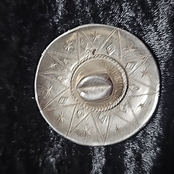 Silvertone Hat Brooche - Picture 4 of 5